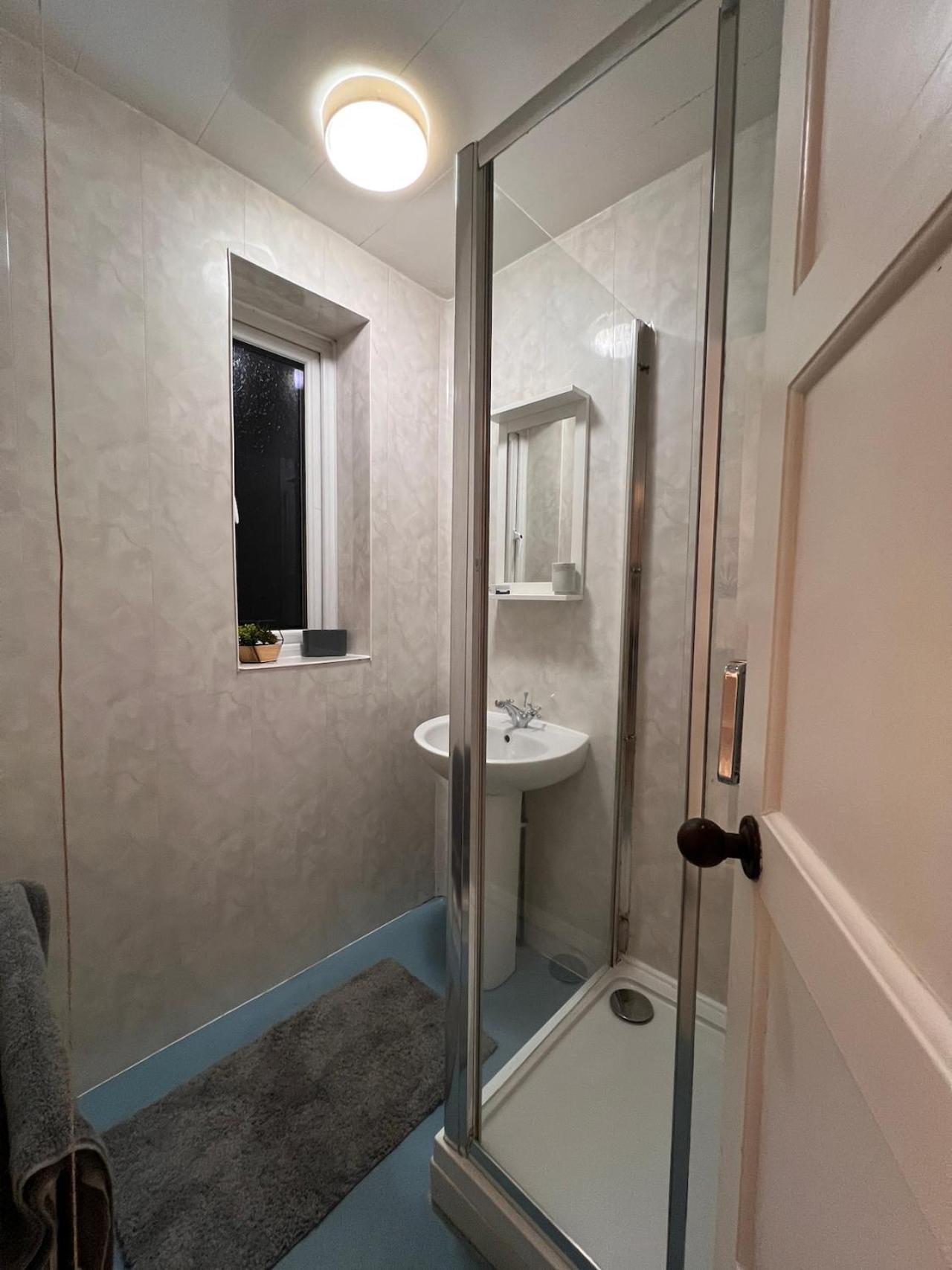 4 Bed Comfy Getaway Apartment Norwich Exterior photo