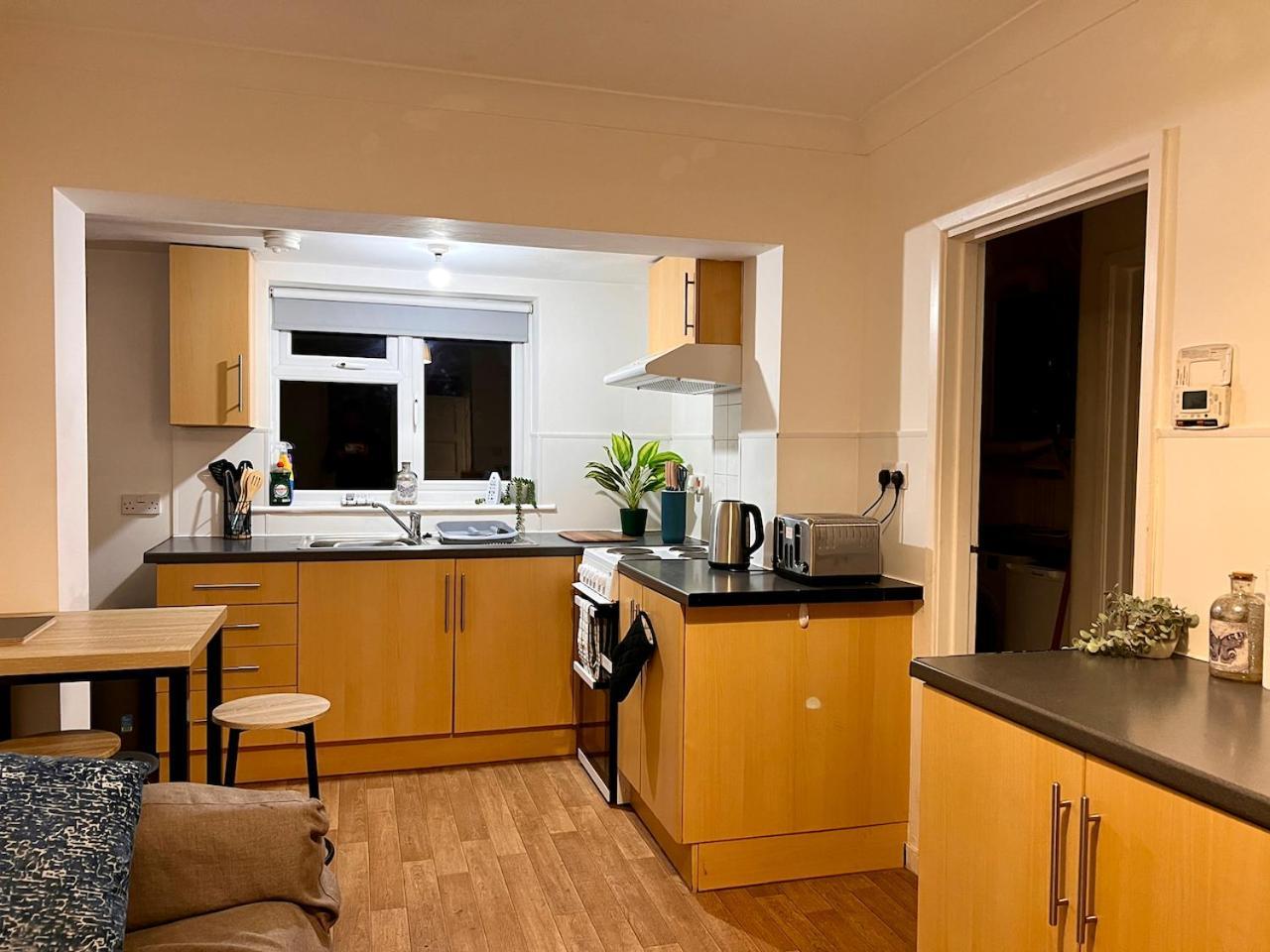 4 Bed Comfy Getaway Apartment Norwich Exterior photo