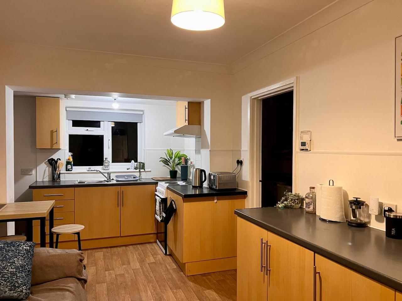 4 Bed Comfy Getaway Apartment Norwich Exterior photo