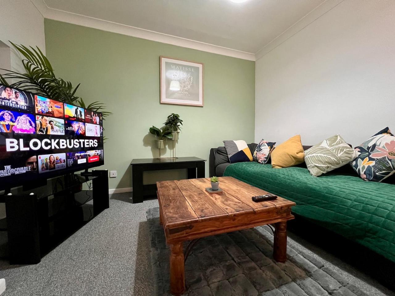 4 Bed Comfy Getaway Apartment Norwich Exterior photo