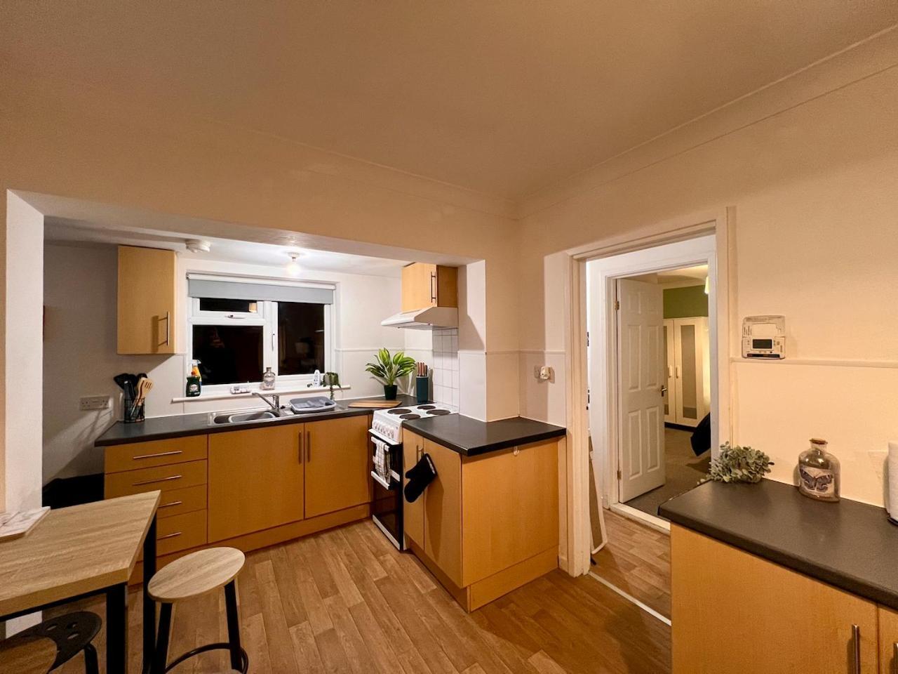 4 Bed Comfy Getaway Apartment Norwich Exterior photo